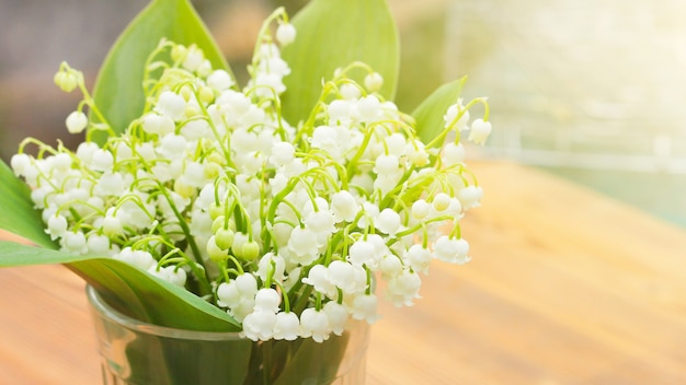 Boeket van lelietje-van-dalen. Romantische date. Het concept van de lente, mei, zomer.