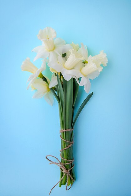 Boeket van lichtgeel met witte narcissen op blauwe achtergrond