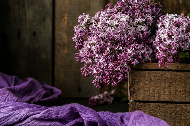 Boeket van lila bloemen op een oude doos