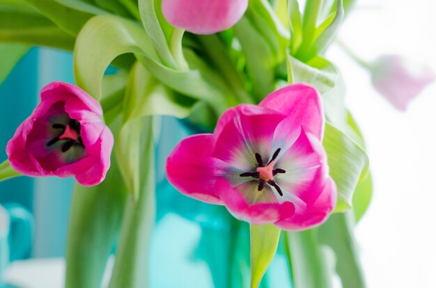 Boeket van mooi roze en tulpen in tiffany vaas.