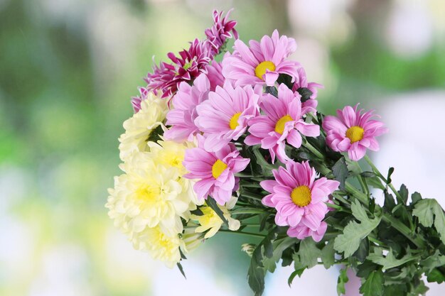 Boeket van mooie chrysanten op lichte achtergrond