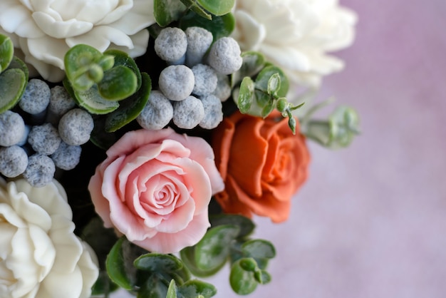 Boeket van mooie felroze bloemen in een cilindrische geschenkverpakking