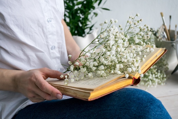 Boeket van mooie gipsofila kopieer ruimte internationale vrouwendag viering witte muur achtergrond scandinavische interieur