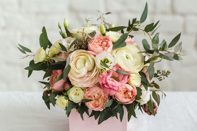 Boeket van mooie roze en witte bloemen