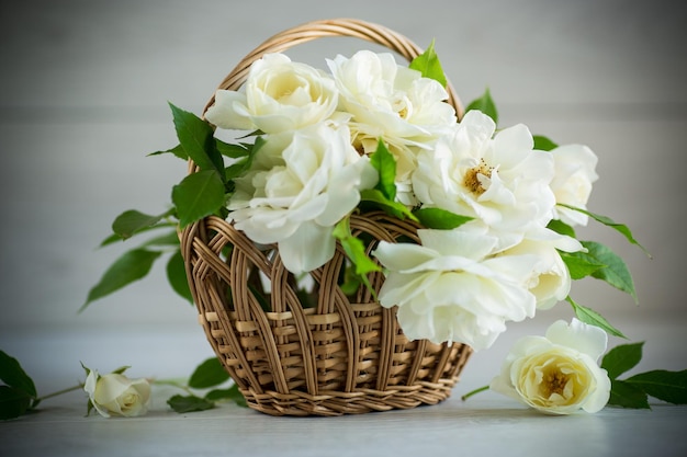 Boeket van mooie witte rozen op een houten tafel