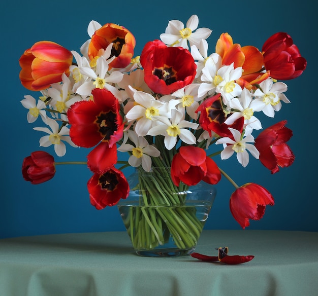 Boeket van narcissen en tulpen op de tafel.