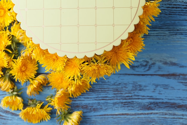 Foto boeket van paardebloemen op de zonnige blauwe bank / feestelijk boeket van paardebloemen