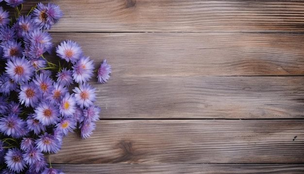Boeket van paarse bloemen op houten achtergrond bovenaanzicht