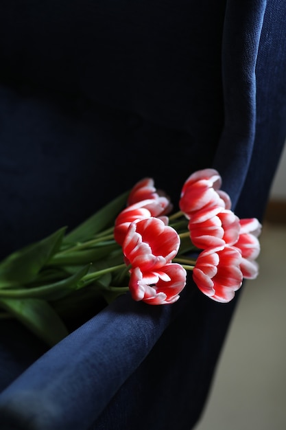 Boeket van prachtige bicolor tuips op een blauwe fauteuil.