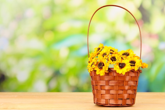 Boeket van prachtige kunstbloemen mand op houten tafel