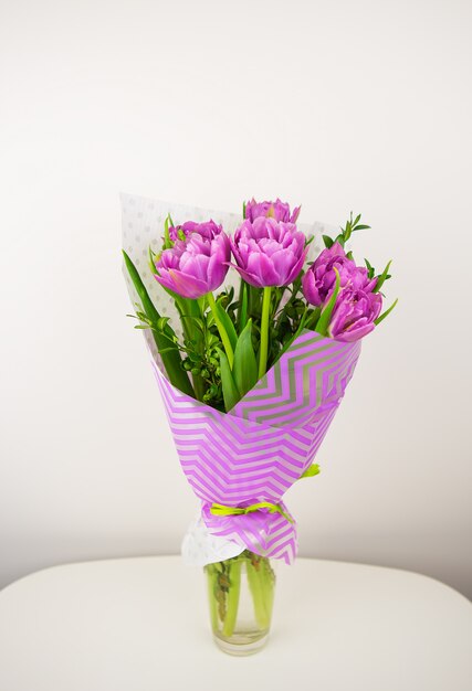 Boeket van prachtige violet weelderige tulpen in een vaas