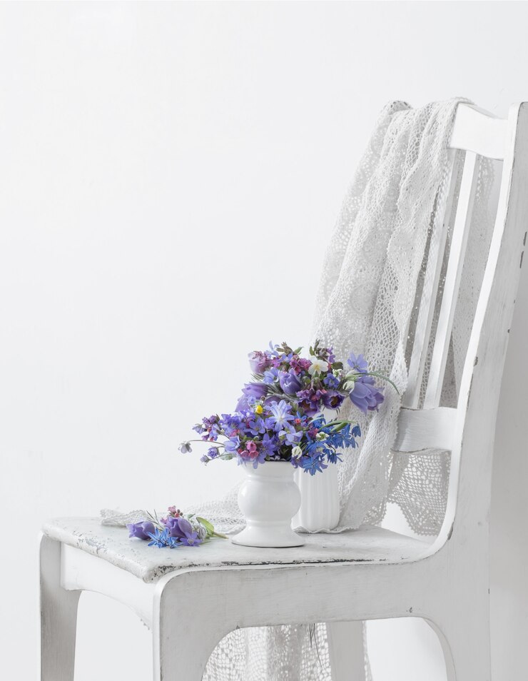 Boeket van prachtige violette Lentebloemen op wit oppervlak