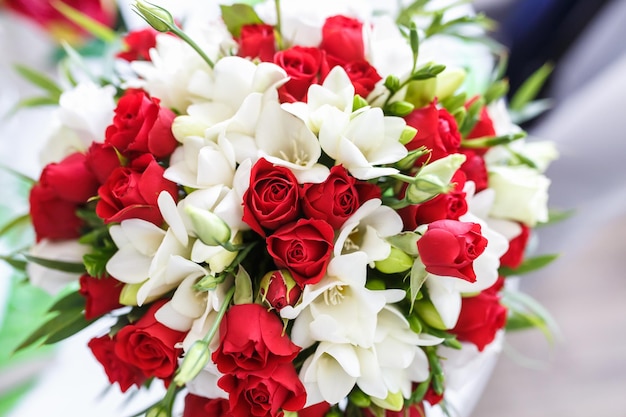 Boeket van rode en witte rozen bloemen