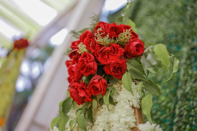 Boeket van rode kunstmatige bloemen op een Indiase bruiloft