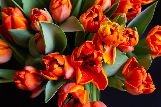 Boeket van roodgele tulpen op een zwarte achtergrond Close-up