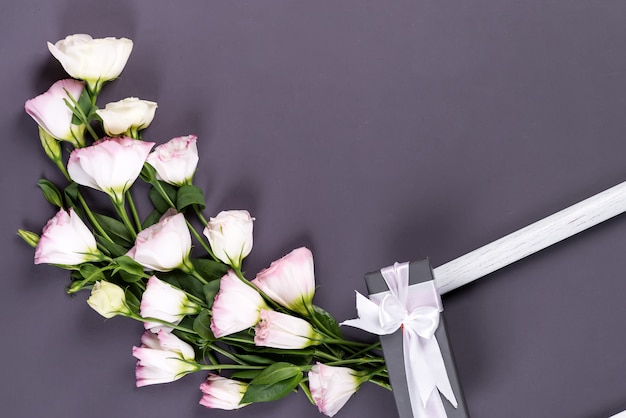 Boeket van roze eustoma bloemen met geschenkdoos en frame