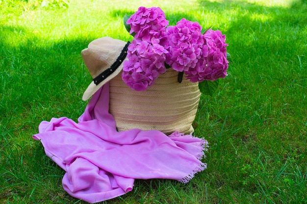 Boeket van roze hortensia op groen gras