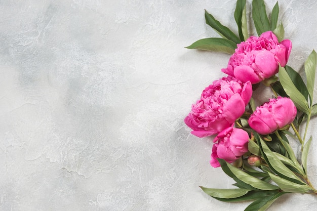 Boeket van roze pioen bloemen op vintage tafel. kopieer ruimte.