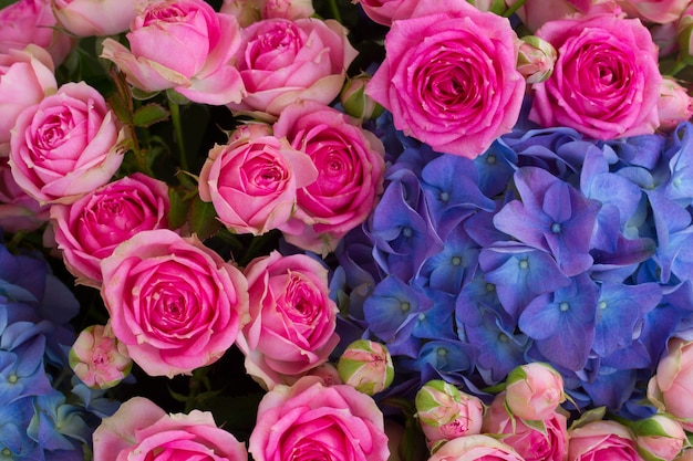 Boeket van roze rozen en blauwe hortensia bloemen close-up