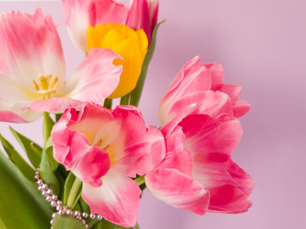 Boeket van roze tulpen een gele tulp bloemen achtergrond kopie ruimte