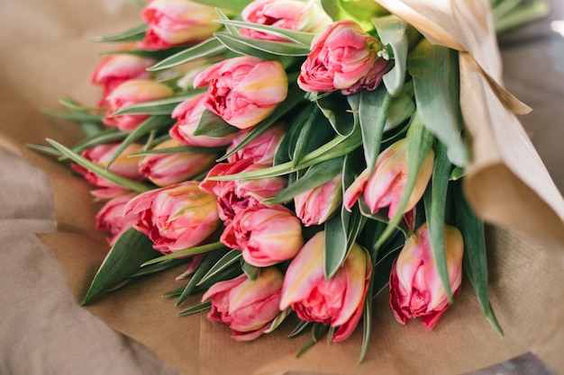 Foto boeket van roze tulpen in ambachtelijke papier