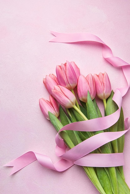 Boeket van roze tulpen op roze achtergrond