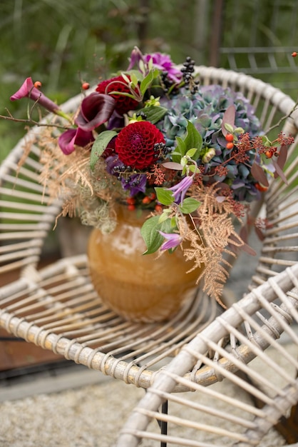 Boeket van snijbloemen in vaas buiten