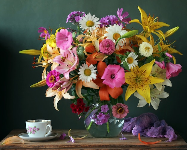 Boeket van tuin bloemen en Cup in retro stijl