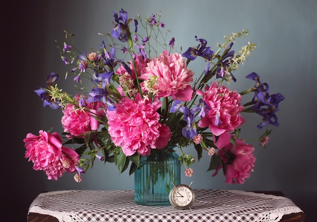 Boeket van tuin en wilde bloemen in een vaas