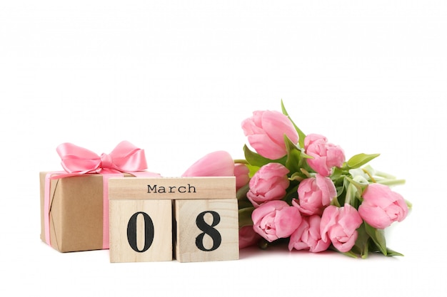 Boeket van tulpen, houten kalender en geschenkdoos geïsoleerd op een witte achtergrond