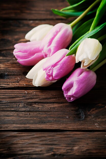 Boeket van tulpen op de houten tafel