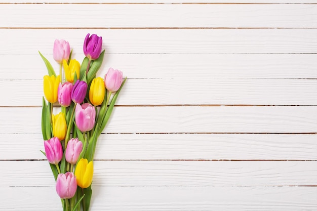 Boeket van tulpen op witte houten achtergrond