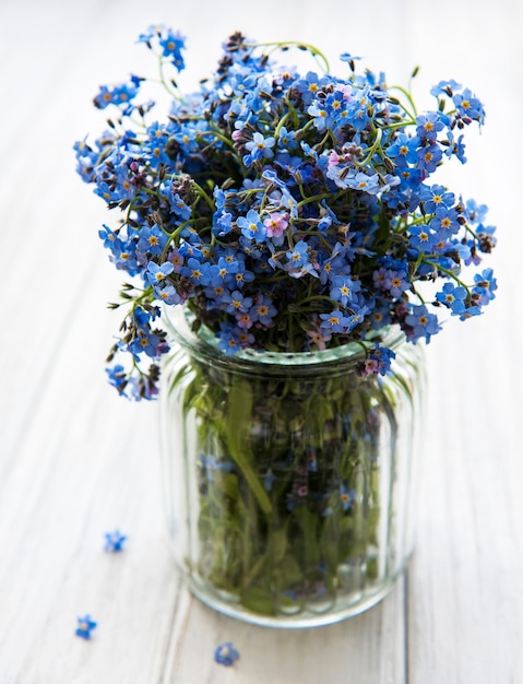 Boeket van vergeet-mij-nietjebloemen in glazen vaas