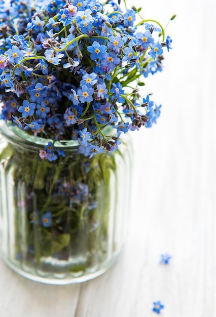 Boeket van vergeet-mij-nietjebloemen in glazen vaas