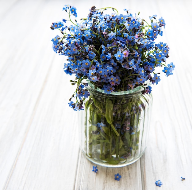 Boeket van vergeet-mij-nietjebloemen in glazen vaas