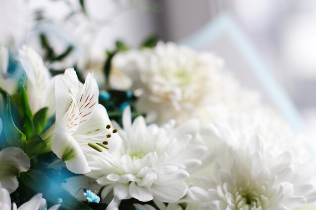 Boeket van verschillende bloemen het concept van gefeliciteerd met de vakantie