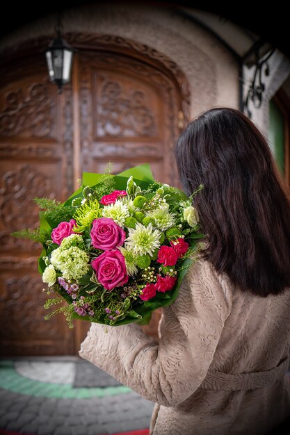 Boeket van verse delicate bloemen op witte achtergrond cadeau viering valentijn bruiloft