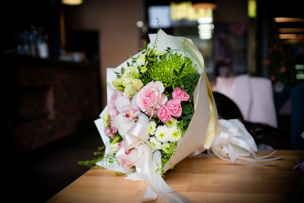 Boeket van verse delicate bloemen op witte achtergrond cadeau viering valentijn bruiloft