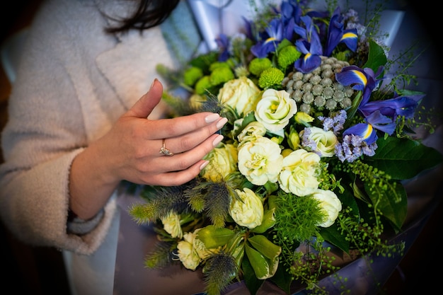 Boeket van verse delicate bloemen op witte achtergrond cadeau viering valentijn bruiloft