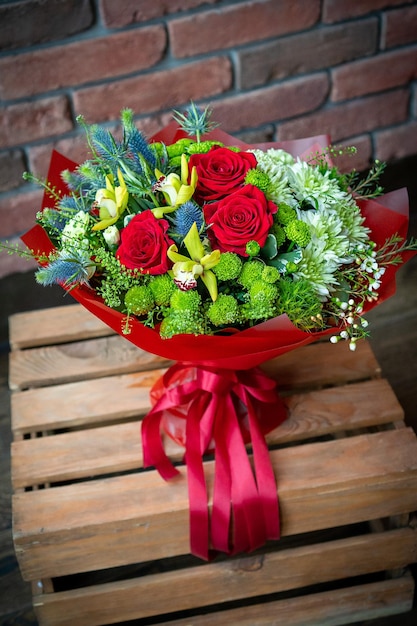 Boeket van verse delicate bloemen op witte achtergrond cadeau viering valentijn bruiloft