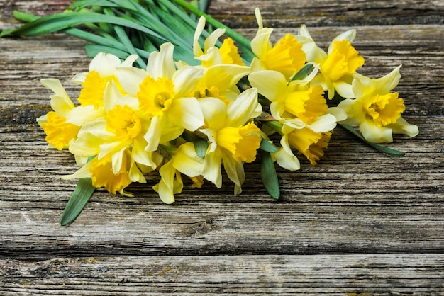 Boeket van verse lente bloemen narcissen op een houten achtergrond
