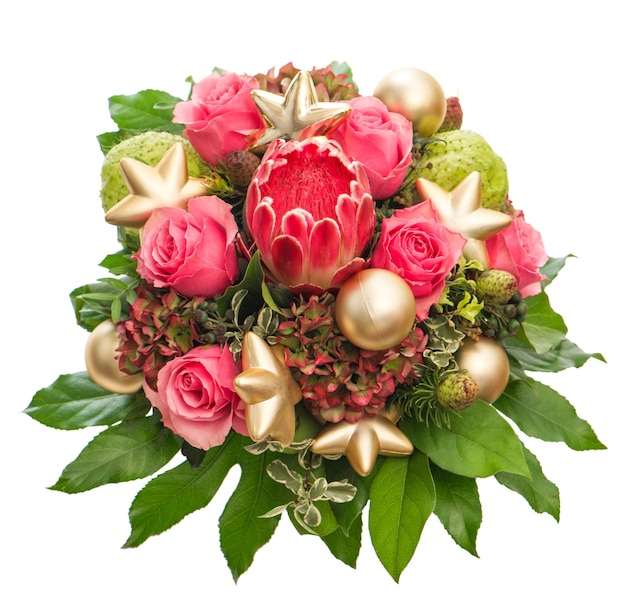 Boeket van verse roze rozen met gouden Kerstdecoratie geïsoleerd op een witte achtergrond. feestelijk arrangement met exotische bloemprotea