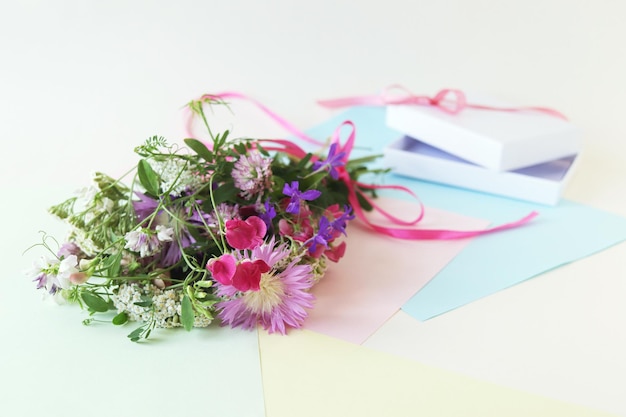 Boeket van verse wilde bloemen op een lichte achtergrond het concept van een romantische groet