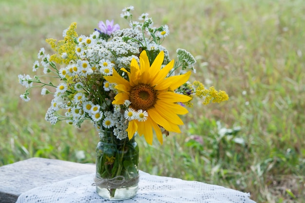 Boeket van wilde bloemen in een vaas