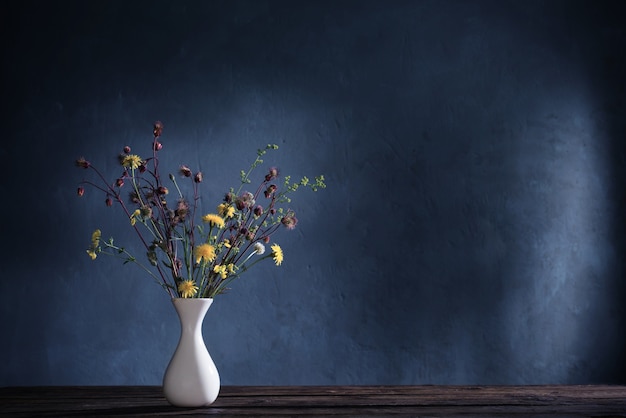 Boeket van wilde bloemen op oude houten tafel