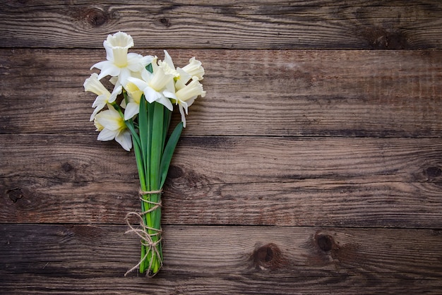 Boeket van wit met gele narcissen op houten