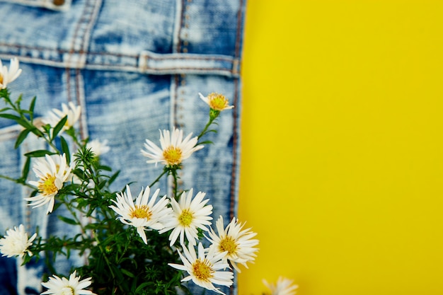 Boeket van witte bloem in de zak jeans