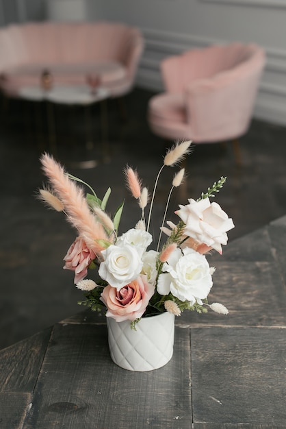 Boeket van witte en roze bloemen in een witte vaas