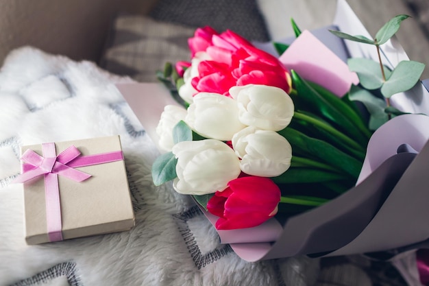 Boeket van witte en roze tulpen met geschenkdoos thuis Lentebloemen Vrouwendag Cadeau voor Moederdag vakantie