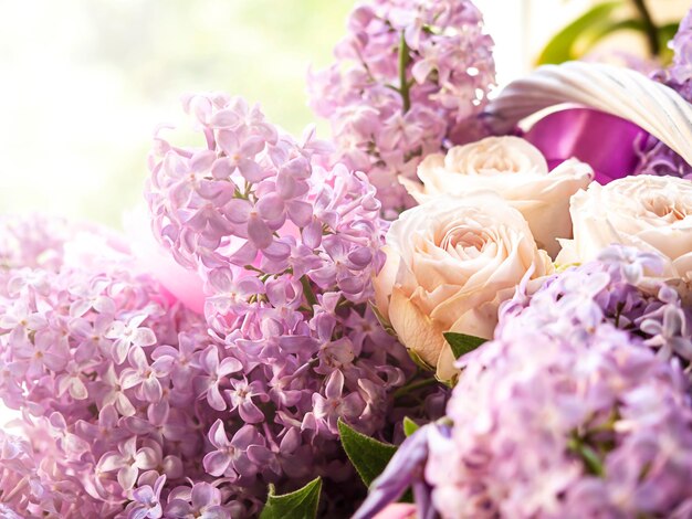 Boeket van witte rozen en seringen in close-up Geschenken en groeten Fijne feestdagen